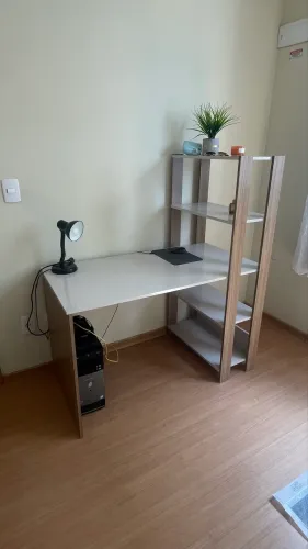 Escrivaninha / mesa de estudos / estante