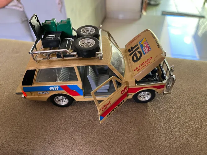 Miniatura modelo Bburago 1:24 Range Rover Safari.