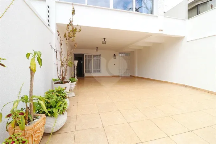 Sobrado para aluguel com 360 m² com 4 quartos sendo 3 suítes em Vila Madalena - São Paulo 