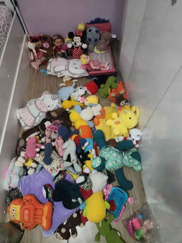 Lote de brinquedos pelúcia bonecas