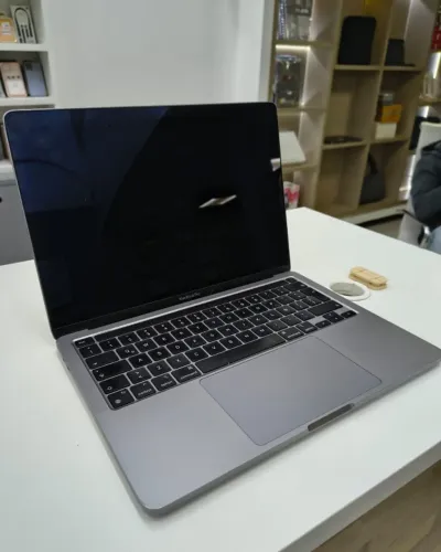 Mac Book Pro - Apple M1 13" 2020 - 8GB Ram - 512GB HD - Seminovo, na caixa.