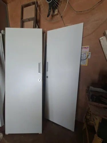 Portas de correr, acompanha roldanas, fechadura e puxador.