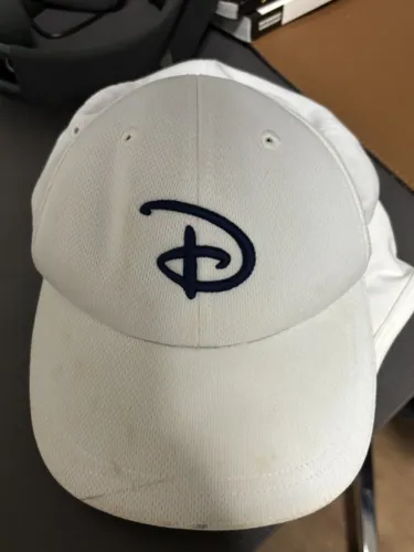 Boné Disney Parks original branco com logo D bordado azul-marinho, ajuste velcro