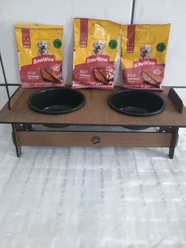 Comedouro e bebedouro e três pestisco novos