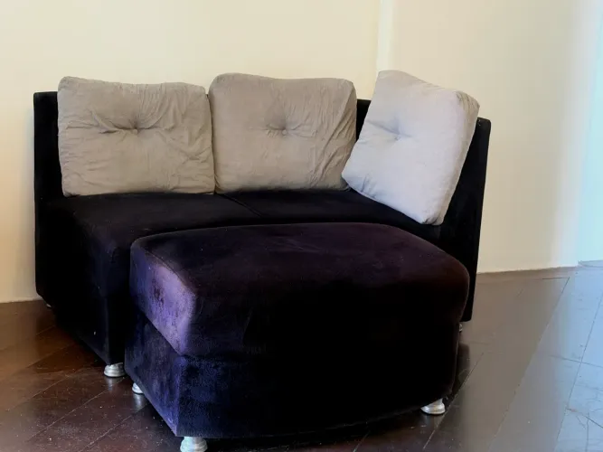 VENDO SOFÁ PRETO - 2 LUGARES COM CHAMISE