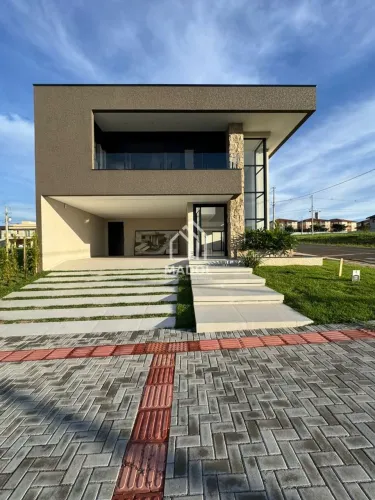Casa de Esquina Imponente no La Riserva | 4 Suítes, Piscina e Pé Direito Duplo
