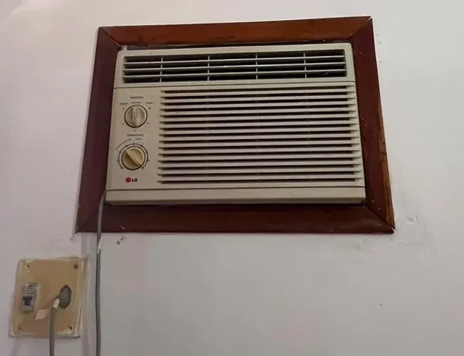 Aparelho de ar-condicionado de janela 7.000BTU marca LG