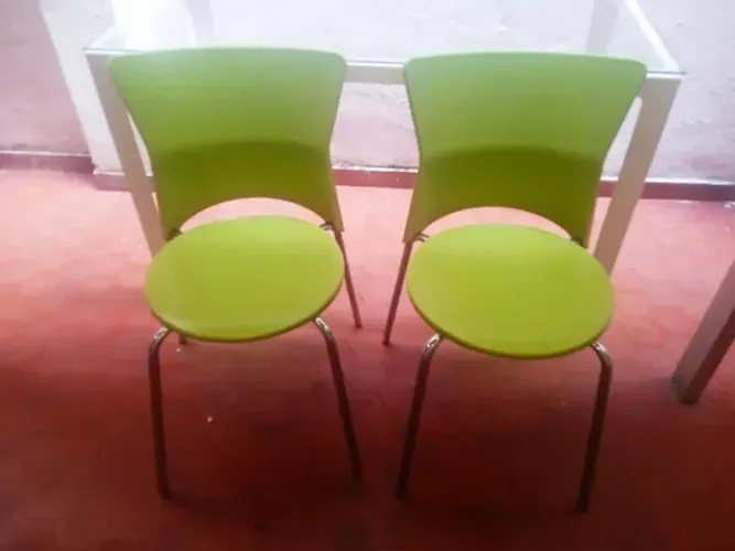 Cadeiras verdes com base de metal