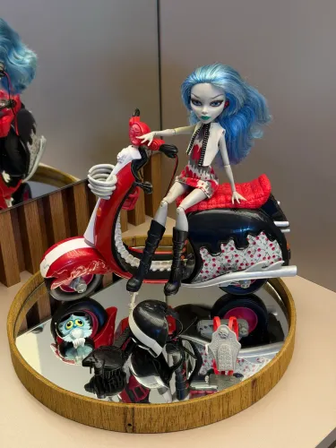 Monster High - Ghoulia Yelps + Scooter | 2012