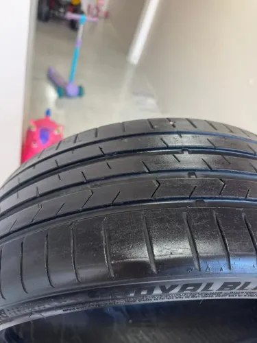 Pneu 215/40 R18
