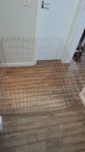 Cercado de metal tamanho 1m X 1m de largo e 70cm de alt. Dobrável, semi novo para cães.