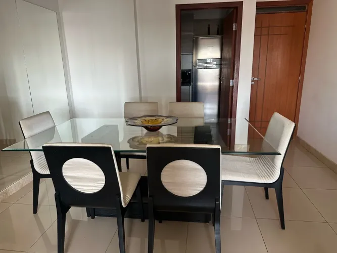 Mesa de vidro com seis cadeias