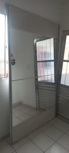 Vendo 2 portas de guarda roupa de correr com espelho, medida de cada uma : 2.20×1.33