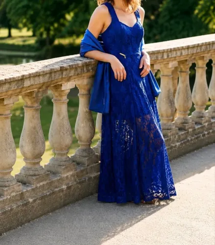 Vestido Longo de Renda Azul Royal com Xale