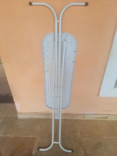 Mesa metálica de passar roupas