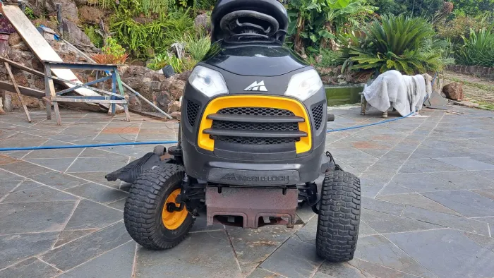 Parcelo em até 10x Trator cortador de grama 23hp