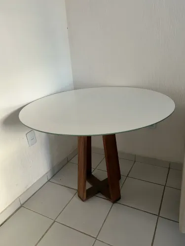 Mesa redonda média com tampo de vidro