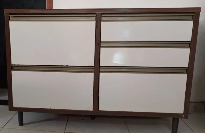 Balcão em MDF, 2 gavetas tamanho normal, 2 gavetas grandes e 01 compartimento espaçoso, 