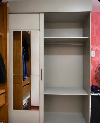 Guarda roupa com duas portas de correr e com espelho
