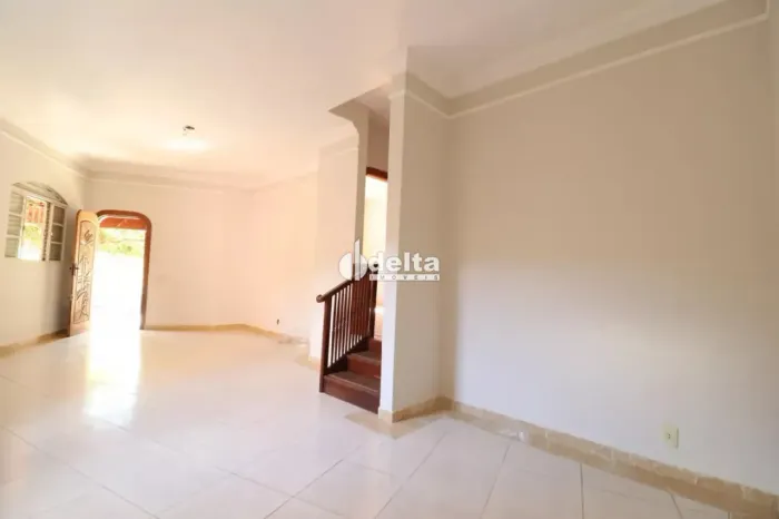 Casa residencial disponível para locação no bairro Tabajaras em Uberlândia-MG.