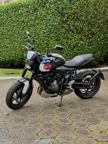 Triumph Trident 660 Triple Tribute 2025, Edição Especial ?Slippery Sam? Único Dono
