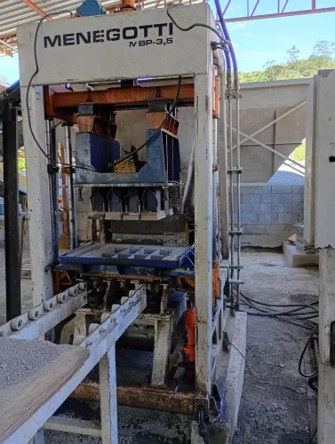 Vendo máquina para fábricacao de artefatos