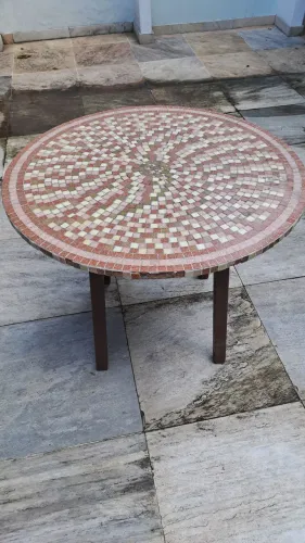 Mesa redonda em mosaico .  Vai perder a oportunidade de personalizar seu espaço?