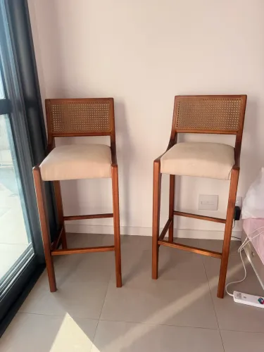Banquetas palha e madeira