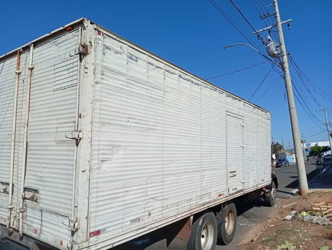 Baú Chapeado 8,00 x 2,45 x 2,50 m