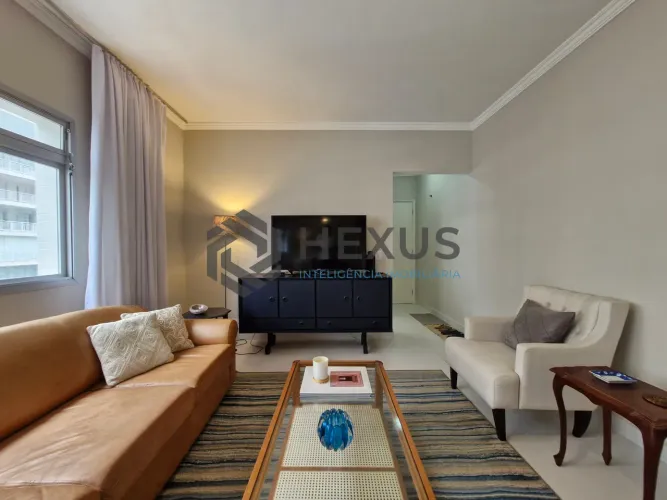 Apartamento reformado com varanda e lazer na Praia das Astúrias, Guarujá