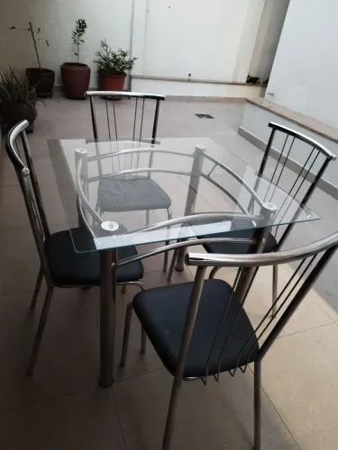 Doa-se mesa de vidro e pés cromados com 4 cadeiras