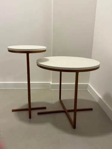 Conjunto mesas laterais Volpi branco e cobre