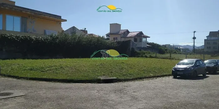 Terreno Escritura Publica de 533,42 m² a 330 metros da praia , com ótima infra estrutura e