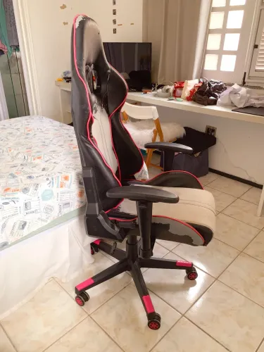 Cadeira gamer preta e rosa da Ibyte