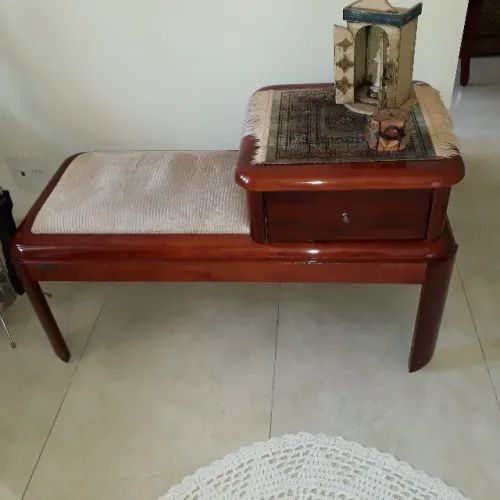 Mesa de telefone em bom estado