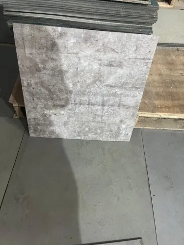 Lote de piso vinílico usado em ótimo estado 