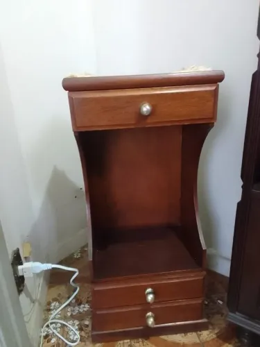 Mesa de canto em madeira com 3 gavetas