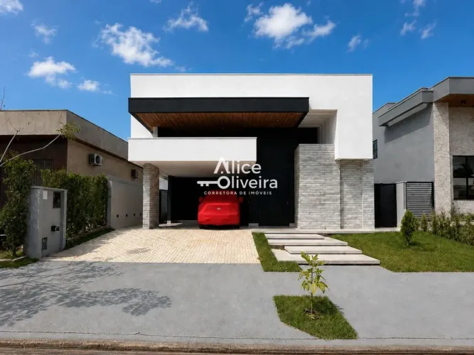 Casa no Condomínio Alphaville à Venda com 3 suítes por R$ 2.100.000