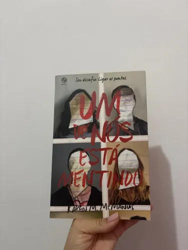 LIVRO UM DE NÓS ESTA MENTINDO 