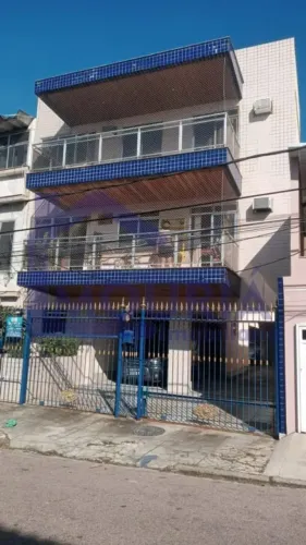 Apartamento com 2 quartos, varanda e garagem.