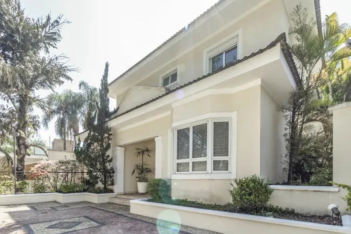Casa com piscina em condomínio fechado