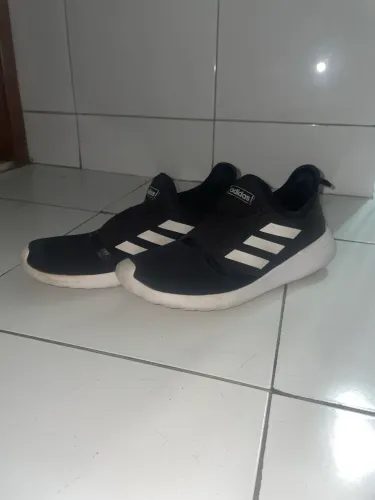 Adidas Lite Racer Slip-On preto.