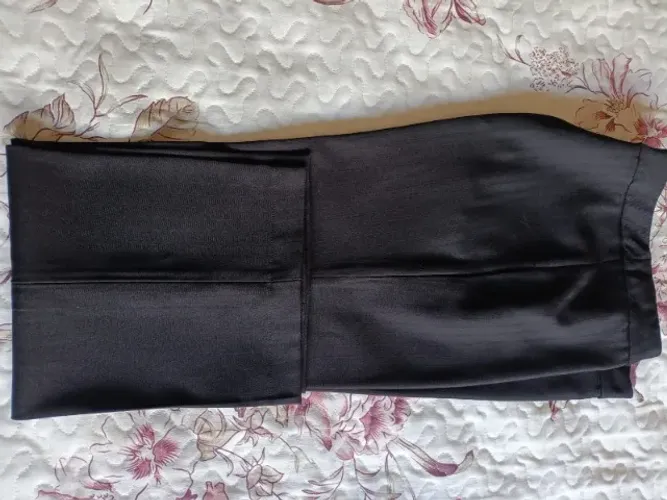 Calça social, na cor preta, tamanho 40 com elastano