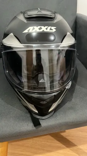 Capacete axxis com viseira solar.