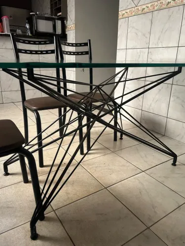 CONJUNTO DE MESA E 5 CADEIRAS