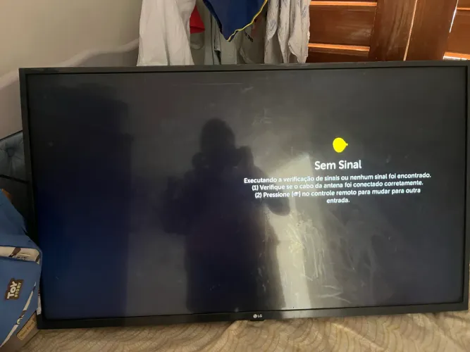 Vende-se tv Samsung com aparecendo uma listra em cima