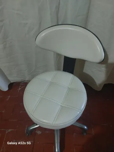 Mocho Luxo ESTEK - Base Cromada, com Encosto Base totalmente cromada e rodízios leves