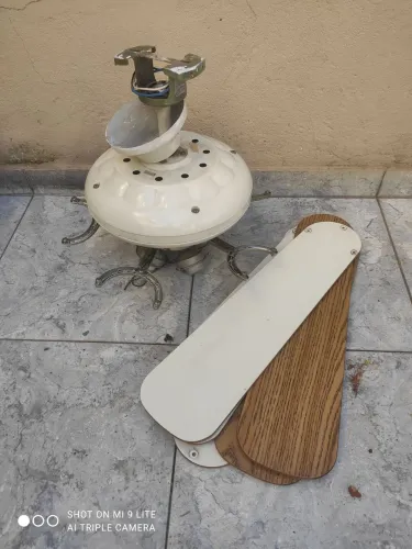 Antigo ventilador de teto, 5 pás, 4 lâmpadas, de cordinha