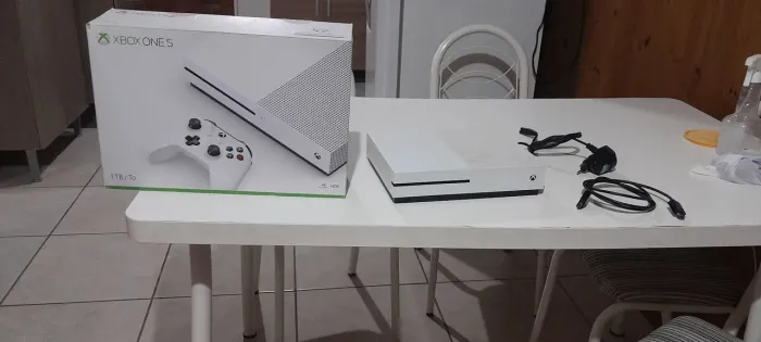 Xbox one s 1tb (com caixa)