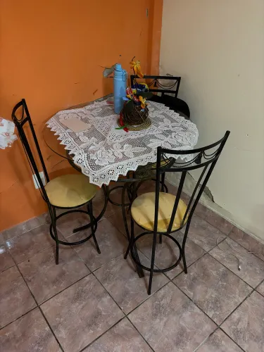 Mesa de vidro com 3 cadeiras de ferro